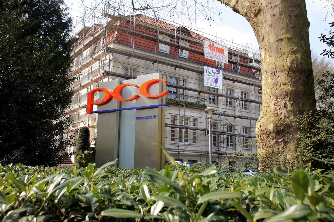 Eingerüstete denkmalgeschützte Villa während der Arbeiten der Malerwerkstatt Gohres