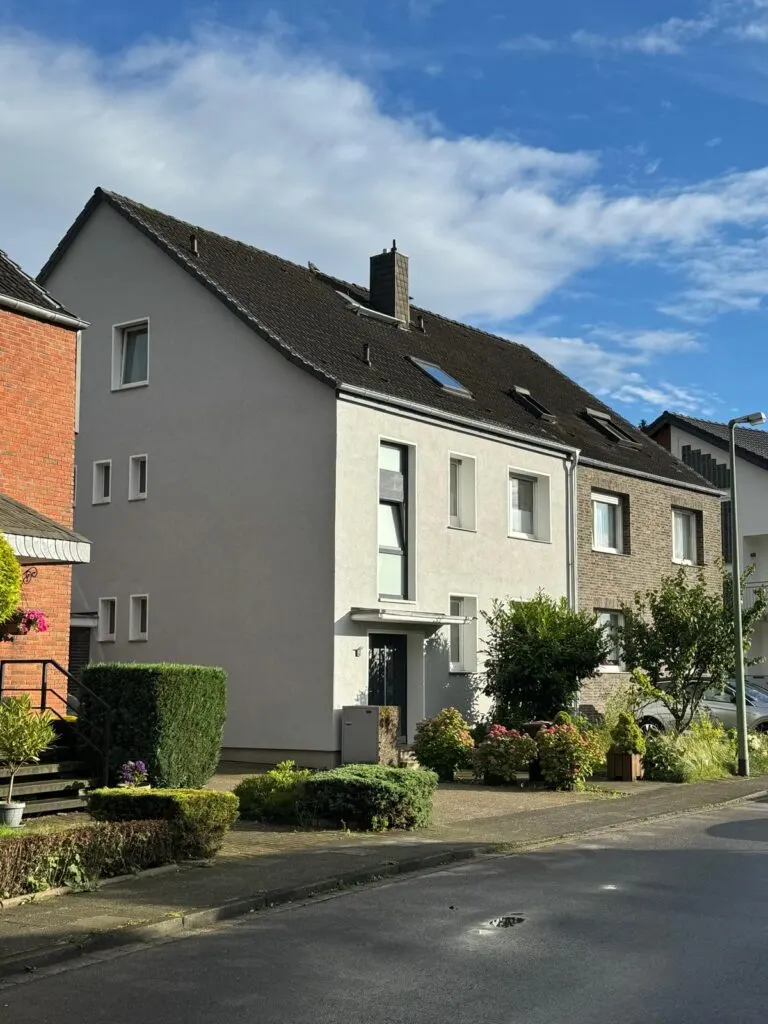 Fassade nach der Sanierung mit Wärmedämmverbundsystem: hell verputzt