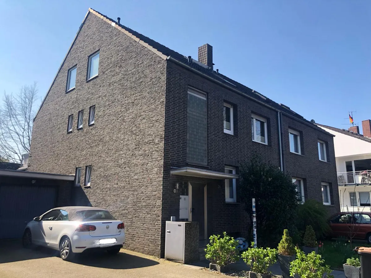 Fassade vor der Sanierung: dunkle Klinkerfassade