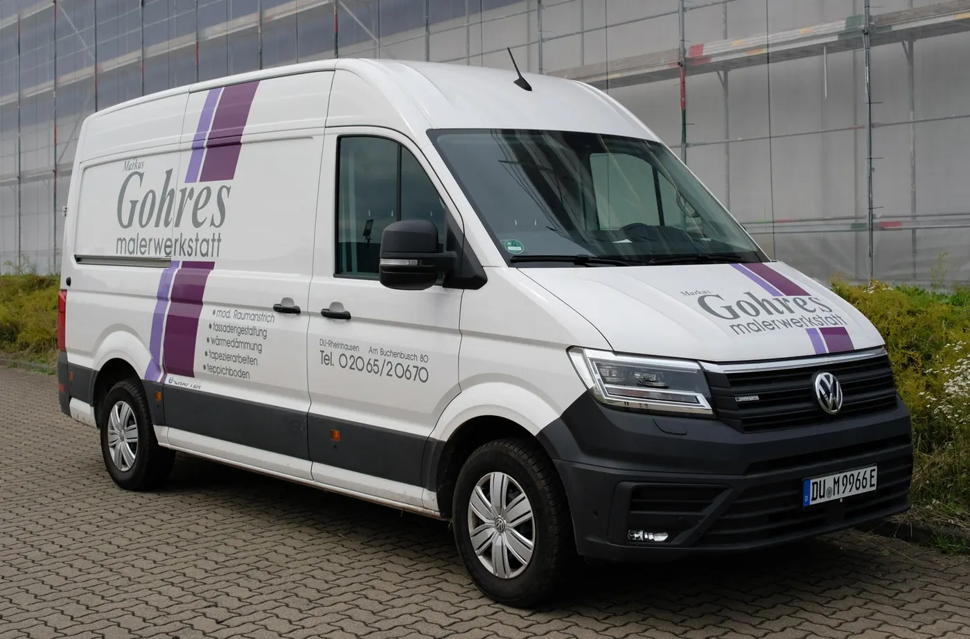 Weißer Transporter der Malerwerkstatt Gohres mit zwei violetten Streifen, Schriftzug und Telefonnummer